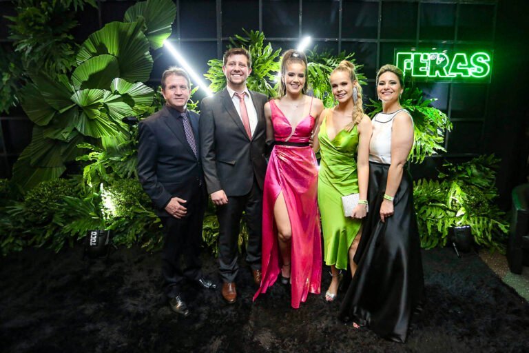 Momento emocionante da entrega do diploma em formatura em Florianópolis